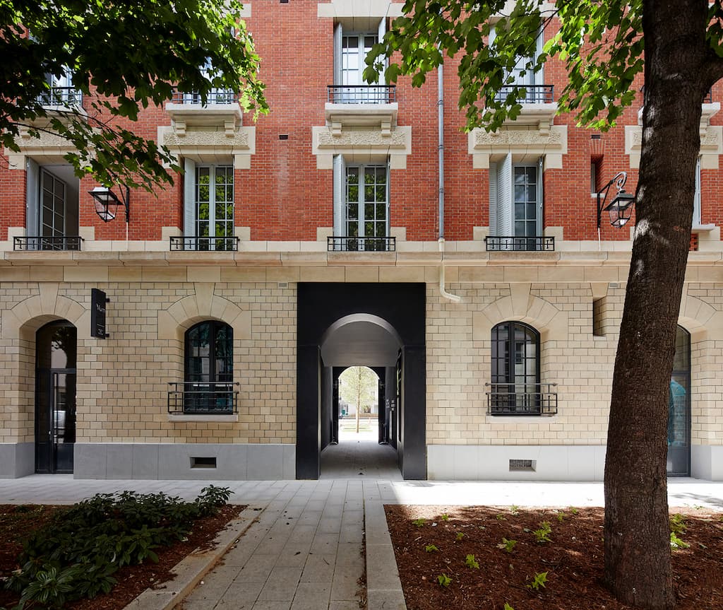 L'entrée de la Caserne des Minimes - Atelier de Tressage Paris