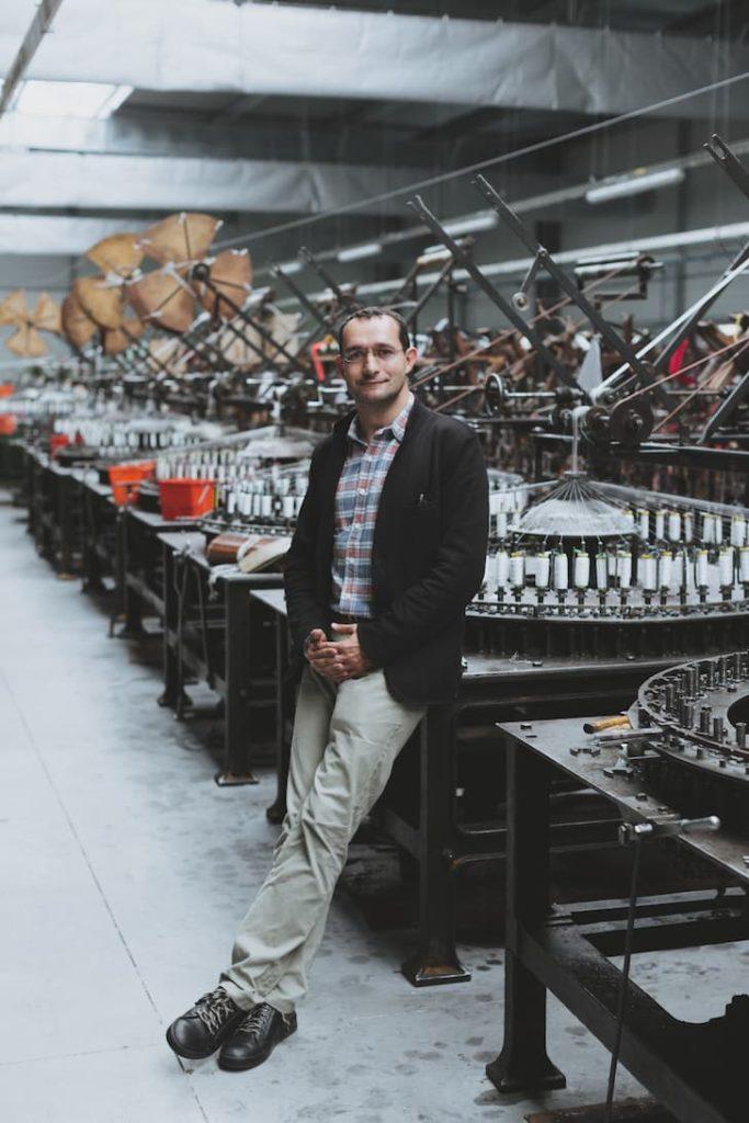 Portrait d'Olivier Verrièle, dirigeant de la SCF et formateur à l'Atelier  de Tressage Paris