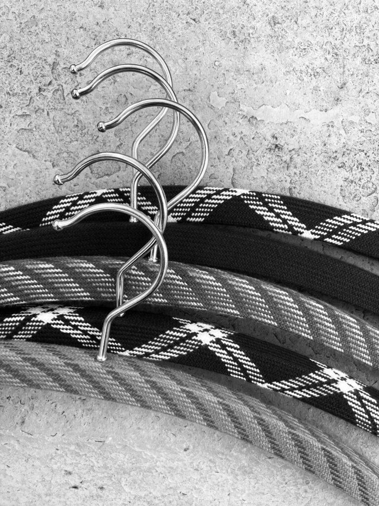 Cintre textile - Ces cintres sont fabriqués comme en 1900 avec une tresse et un bois cintré