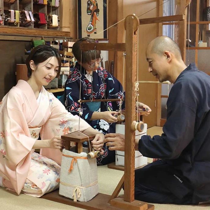 Au Japon, atelier d'initiation au kumihimo, le tressage main