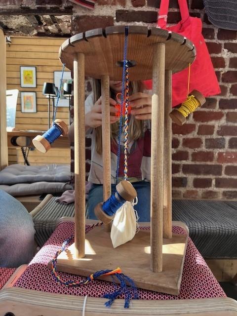 Atelier de Tressage, à Paris dans le marais propose des ateliers d'initiation au tressage japonais pour les enfants