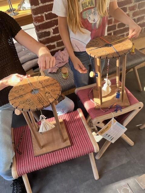 Atelier de Tressage, à Paris dans le marais propose des ateliers d'initiation au tressage japonais pour les enfants