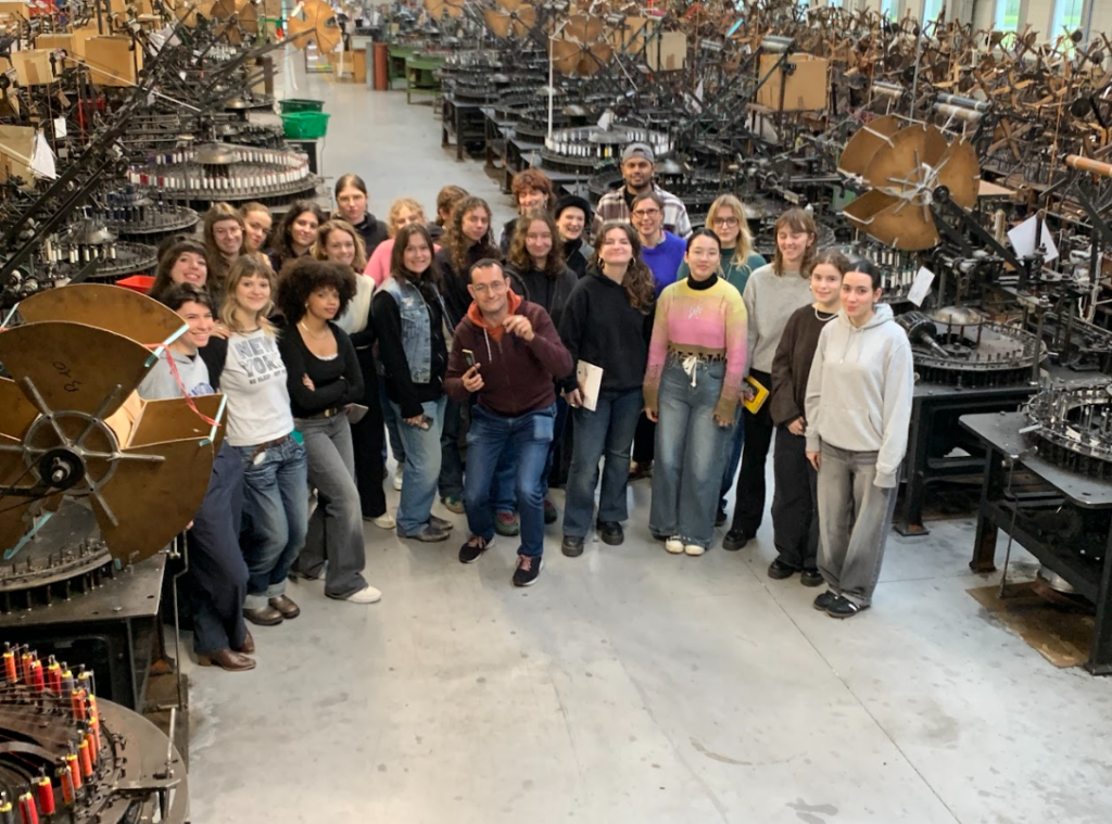 Les étudiants de l'école Duperré dans les locaux de la Société Choletaise de Fabrication en janvier 2025 pour récupérer des fins de production et fabriquer des objets designs circulaires et écoresponsables