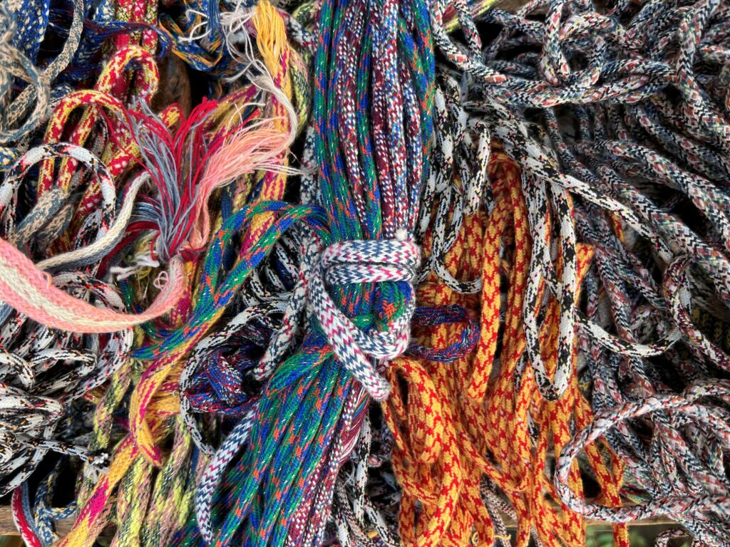 Des cordons fabriqués à Paris en diverses matières, des fils de coton bio, de lin, de laine et de polyester recyclé
