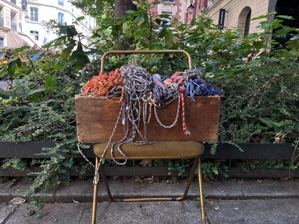 Cordons fabriqués à Paris devant la porte de SCF l'atelier de tressage. Ils sont fabriqués lors de formations-atelier