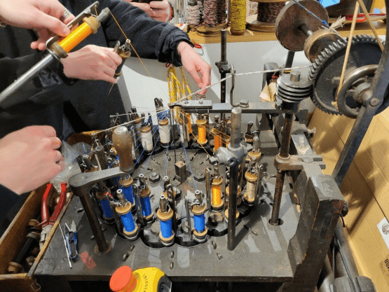 Formation au tressage pour fabriquer votre cordon de lunettes sur-mesure à Paris
