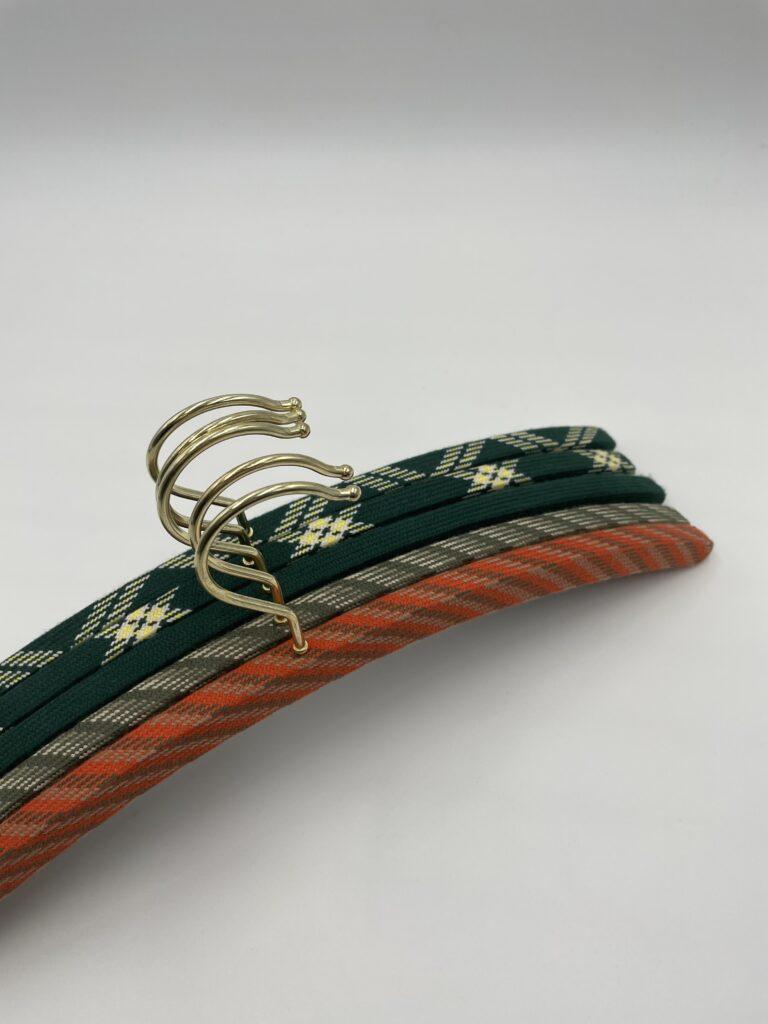 Cintres vert et orange de chez Made By Bobine SCF