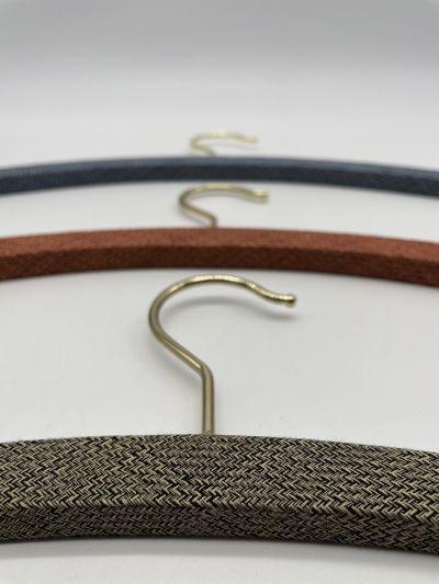Cintres vert et orange de chez Made By Bobine SCF