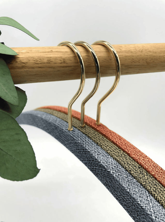Cintres vert et orange de chez Made By Bobine SCF
