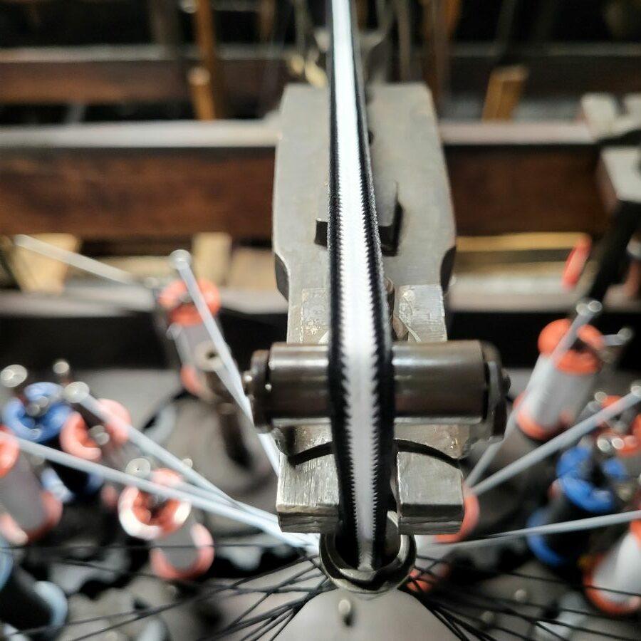 petite tresse plate bleu et blanche en coton de la société choletaise de fabrication fait lors d'un atelier a l'atelier de tressage 