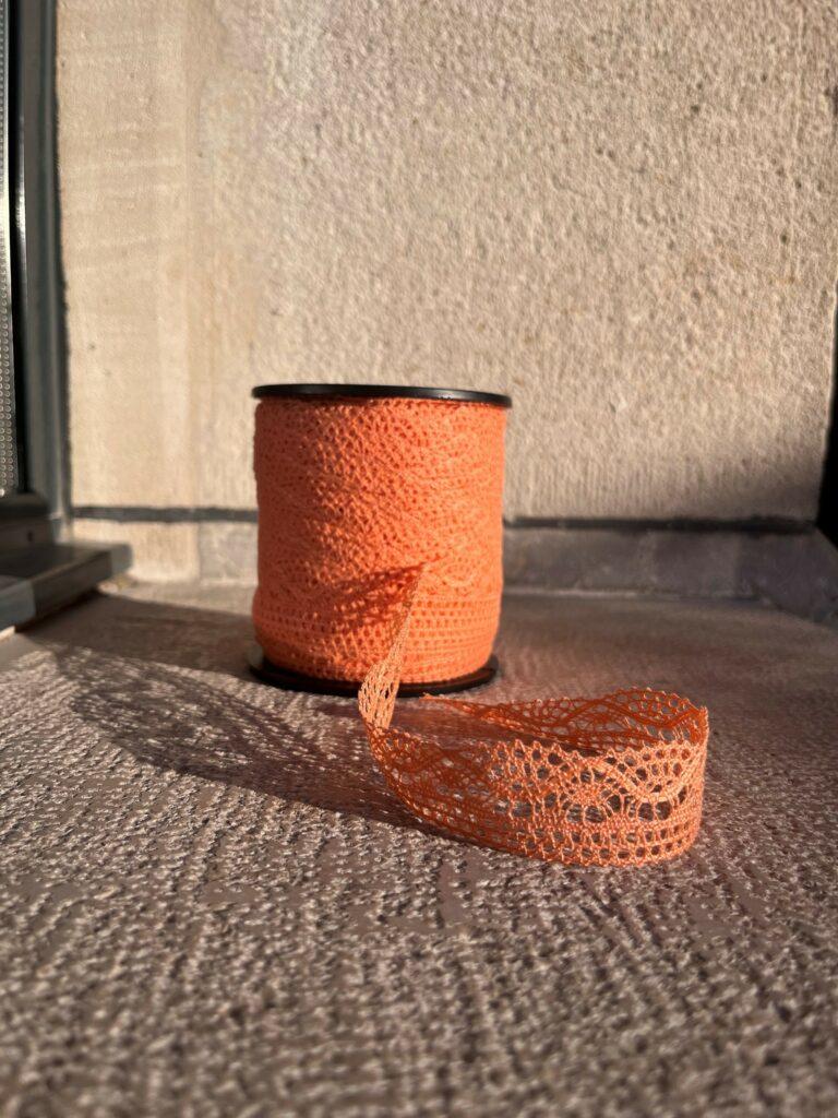 dentelle de la société choletaise de fabrication de couleur orange 
