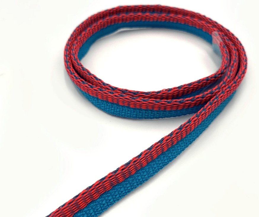 trouver de la passementerie à Paris - tresse passepoil fait par la société choletaise de fabrication de couleur bleu et rouge
