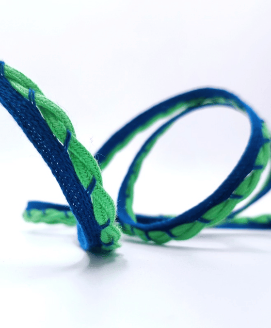 tresse passepoil fait par la société choletaise de fabrication de couleur bleu et verte 