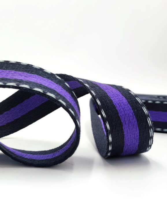 sangle en polyester recyclé de la société choletaise de fabrication noir, violette avec des surpiqure blanche 
