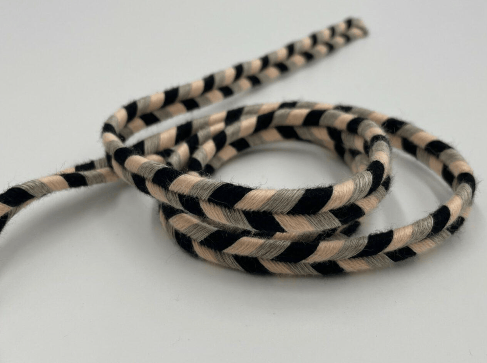 un soutache marron, rose et noir de la société choletaise de fabrication fait sur métier bois de 1830