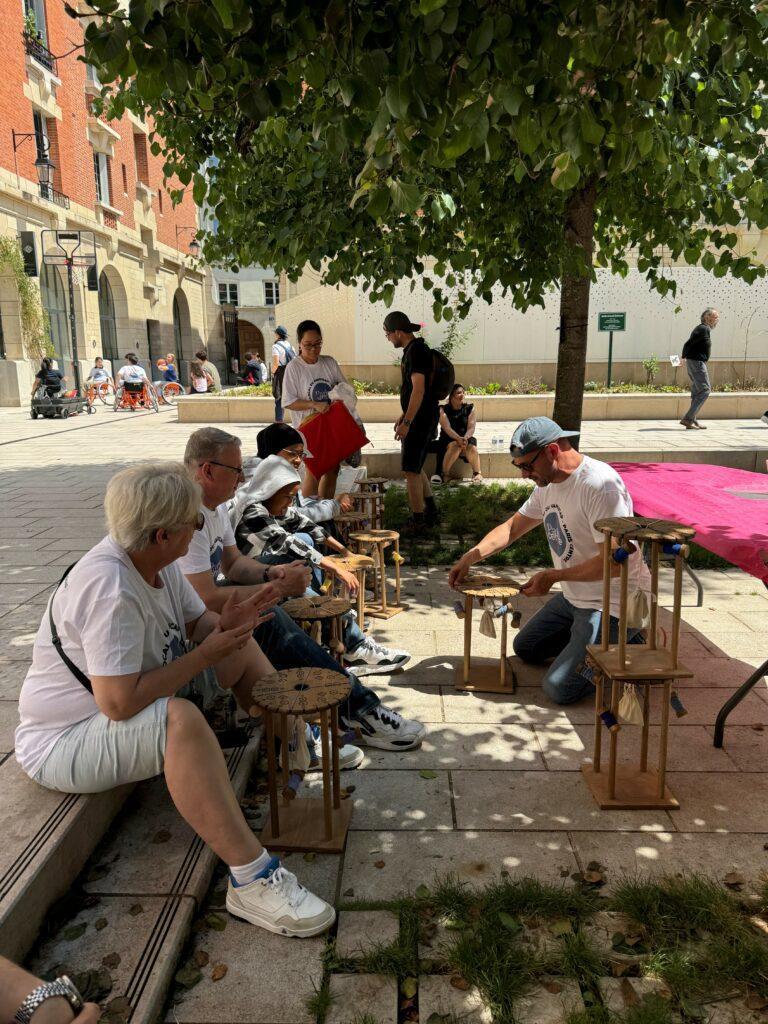 Atelier Kumihimo, tressage japonais à la Caserne des Minimes pour la journée du handicap