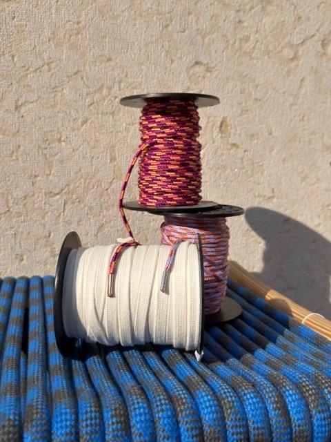 A l'atelier de tressage nous vous offrons la possibilité de venir choisir vos lacets qui vous corresponde