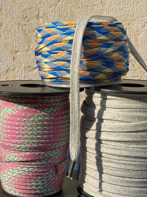 ou trouvez des lacets à paris de couleurs, en forme ronde ou plate et avec des tailles sur mesure. Lacets avec motifs ou unis.