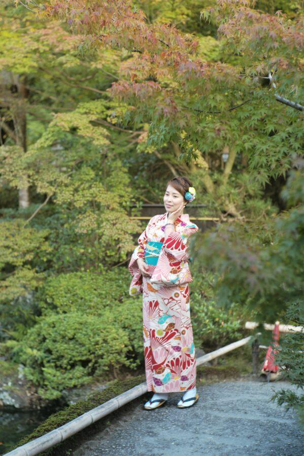 Traditional Japanese braiding is seeing a global revival. Discover how Kumihimo inspires contemporary jewelry and interior design while preserving ancestral methods.
