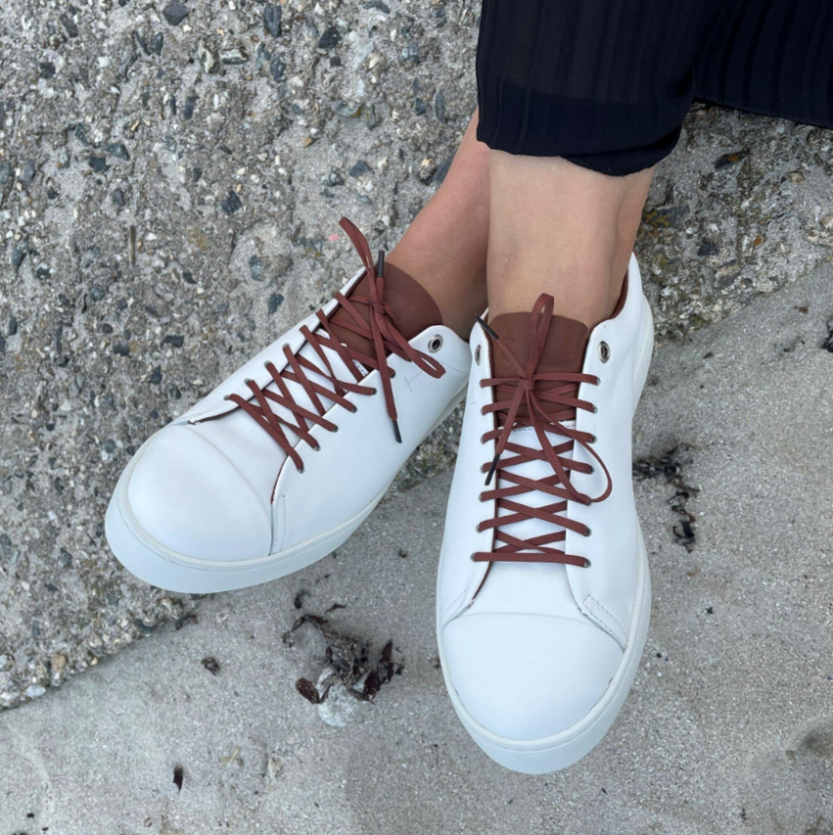 Flat burgundy laces for dress shoes at SCF Braiding Workshop Paris