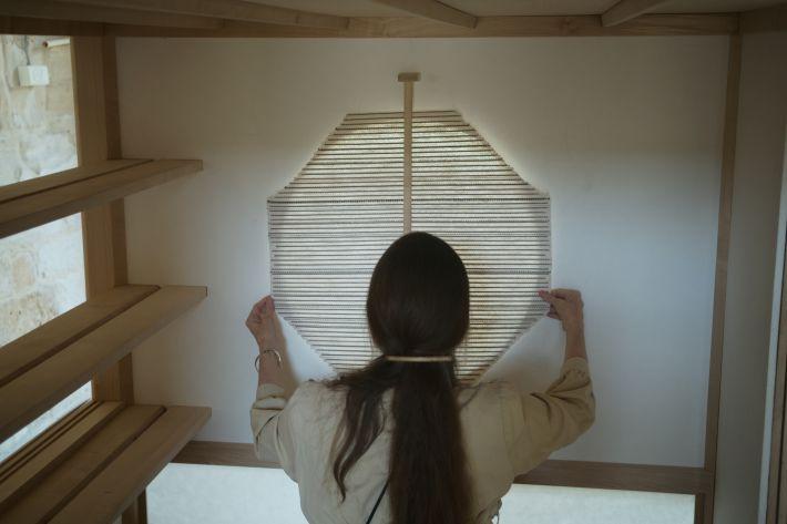 Marie-Ange a son atelier il y a un an Cintres et paravents un vestiaire mobile