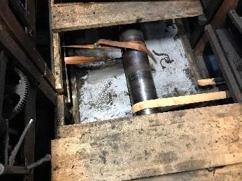 Main shaft (Menard) The large shaft that drives the looms. Image referenced in the original: the main shaft of a wooden loom (© SCF – 2021)