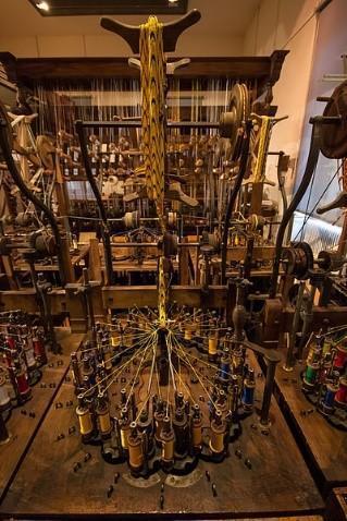 Musée d'Art et d'Industrie in Saint-Étienne
© Musée d'Art et d'Industrie – Saint-Étienne History of wooden braiding looms